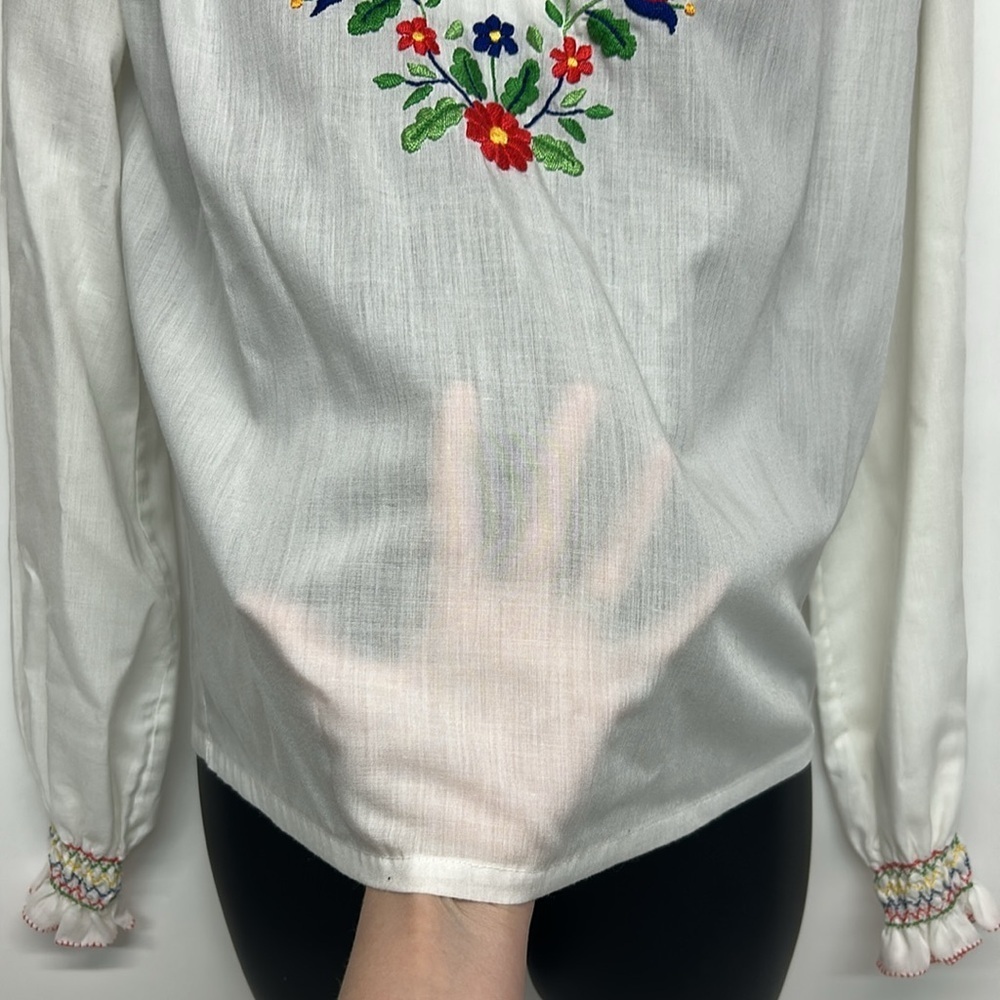 Embroidered White Blouse with Floral Design small vintage handbestickt - Picture 5 of 8